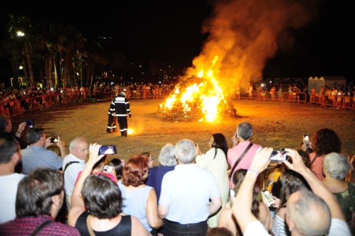 La Alcaldesa de Almucar  emite un Bando sobre el adecuado uso de las playas con motivo de la Festividad de San Juan